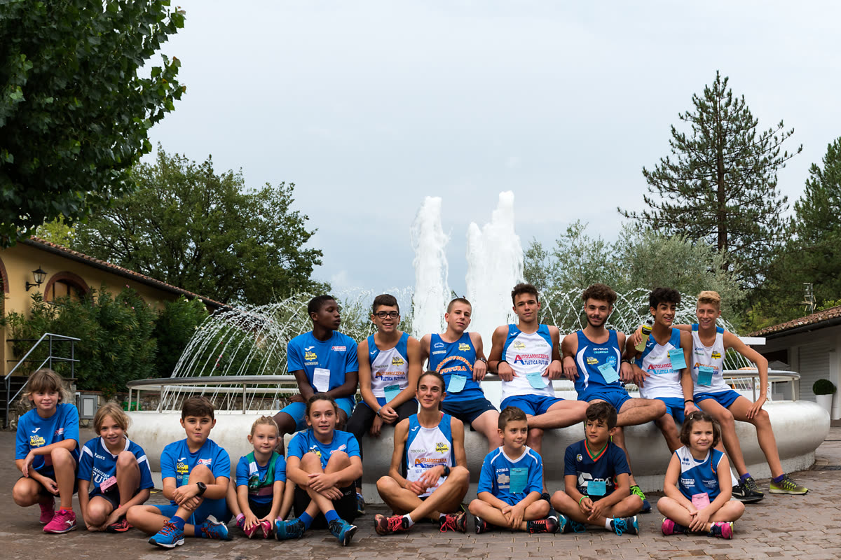 Foto di gruppo degli atleti e dei bambini di Atletica Futura